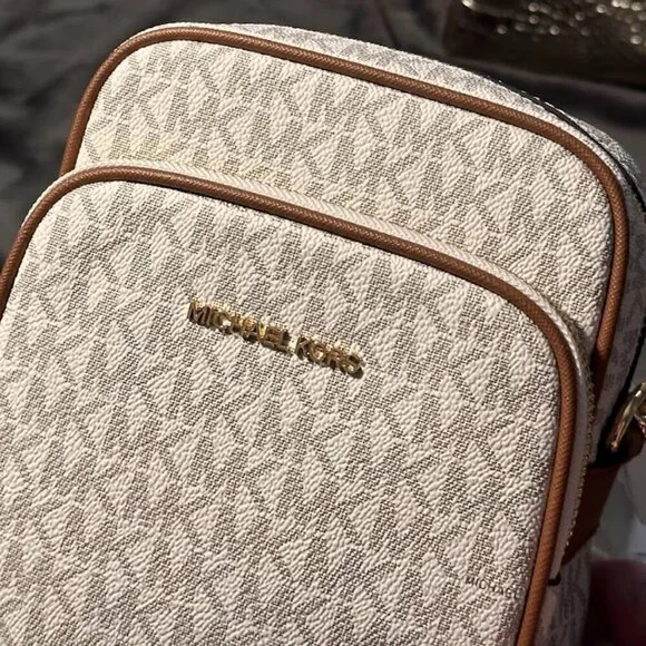 Michael Kors $398 Jet Set Travel Medium Signature Logo Crossbody Vanilla NWT - Picture 7 of 15